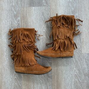 Minnetonka Tan Suede Fringe Boots Size 9
